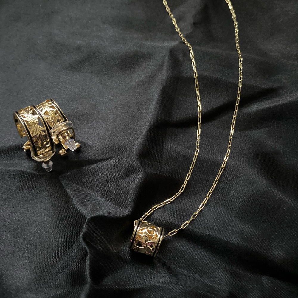 Beautiful Hawaiian jewelry sets